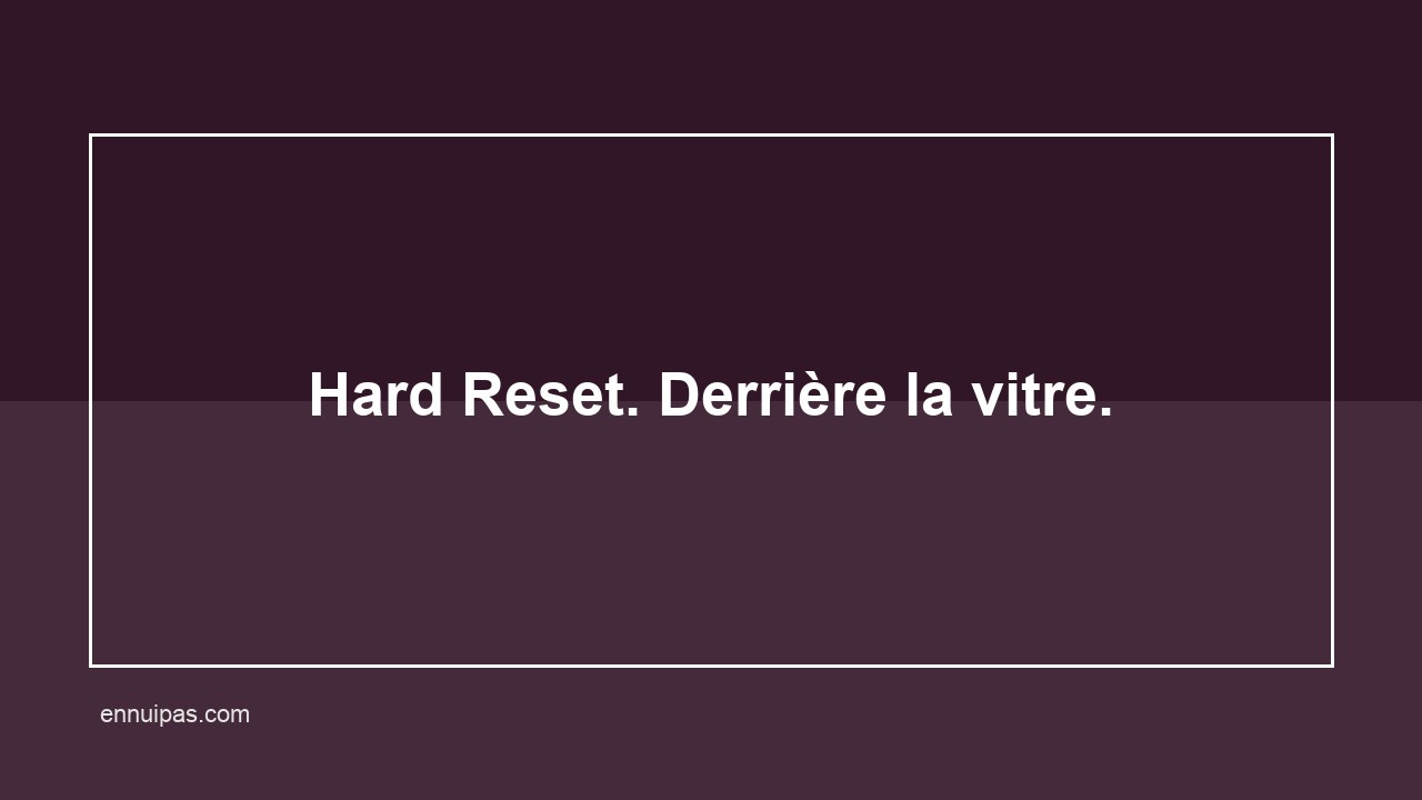 Marteau sous verre brisé, étiquette Hard Reset, baie serveur.
